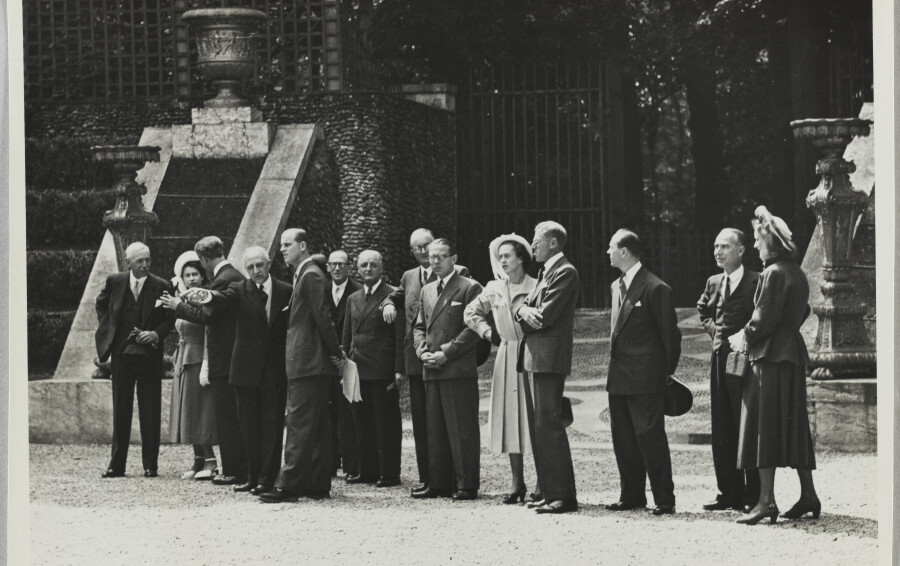 La princesse Élisabeth et Philip visitent le bosquet de la salle de bal, dans les jardins du château de Versailles en 1948.